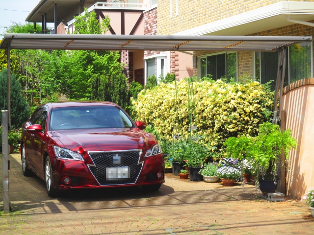 赤い車が停まっているカーポート｜岡崎市の庭屋ナラティブが駐車スペースリフォームのポイントを解説